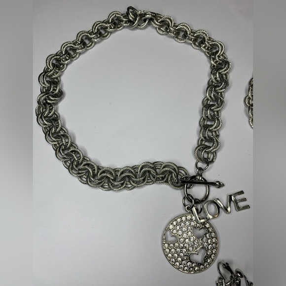 B2) 3 piece Charm jewelry set - Picture 4 of 6